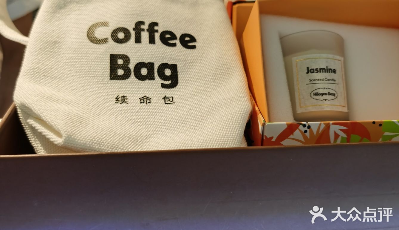 服务不错，包装盒很好 干冰也很给力，差不多都可以保温