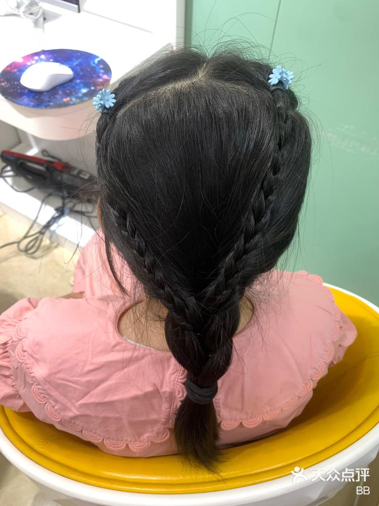 日常儿童编发 宝宝轧起了羊角辫,走起路