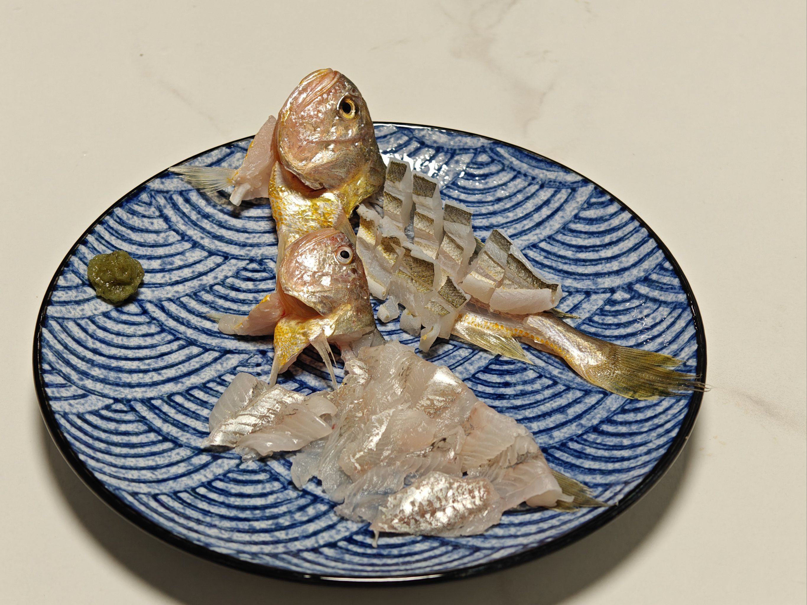 那就抓点游水黄眉头回来玩一下
活鱼肯定就要吃个刺身了,鱼味还算