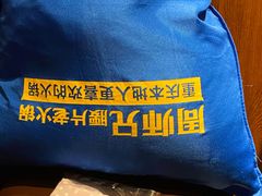 店员贴心帮忙把外套包起来-周师兄大刀腰片火锅(洪崖洞旗舰店)