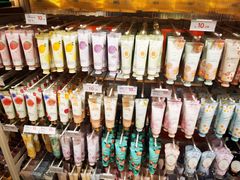 -名创优品(北京新中关购物中心地铁层店)