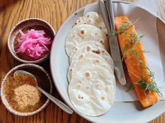 烟熏三文鱼配烤饺子皮和芥末籽酱-BOR Eatery(安福路店)