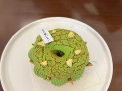 开心果树莓泡芙-Ten Olives甜点