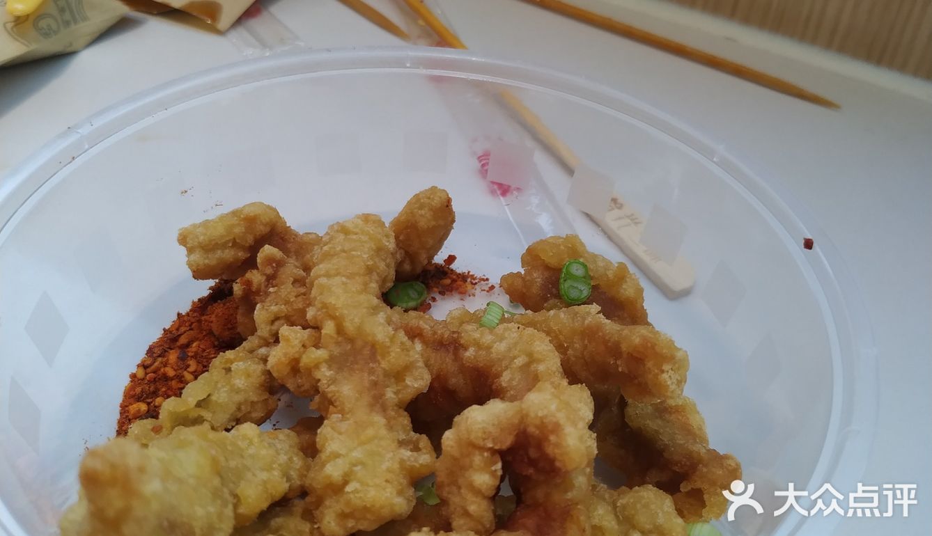 远大里面的小吃店生意都很火爆，我们就随便试了一家