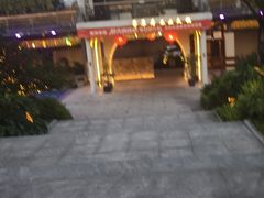 -茅草房·河畔园林火锅