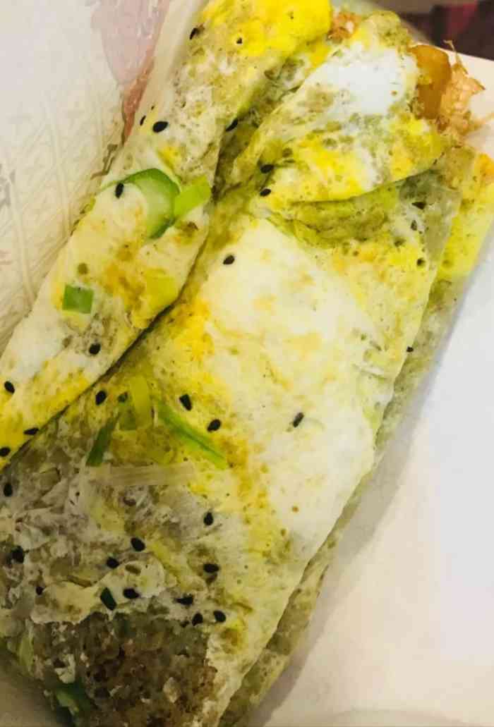 纯绿豆煎饼果子坐落于红星路浩海小区门口东风地道公交站北50米左右吧