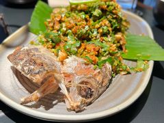 坚果手撕海鲈鱼-Ameigo梅果·云贵川bistro(长宁来福士店)