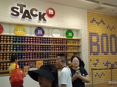 -m豆巧克力世界(上海世茂广场店)