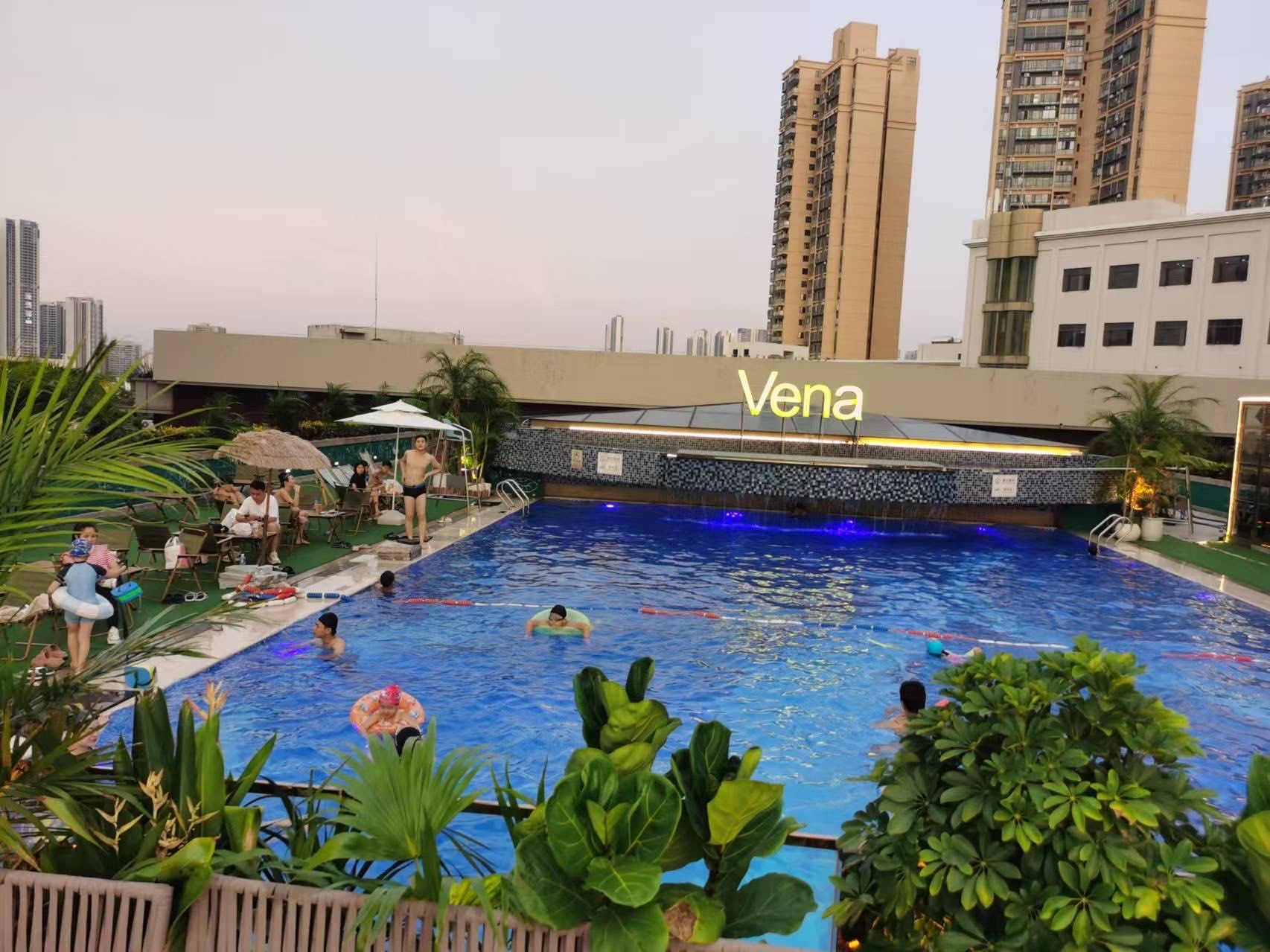 亲子游泳 #喝酒好去处 #今天你喝奶茶了吗 沙井维也纳露天泳池还不错