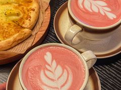 玫瑰红丝绒拿铁-mordew加州日记西餐&小酒馆(新天地店)