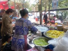 自助取餐区-玉龙喀什有名爱可德木烤包子