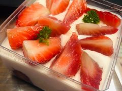 草莓盒子蛋糕-TOUCH泰奇(金桥长岛路店)