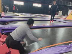 -嘿哟动霸CHUA·新潮玩运动娱乐中心·蹦床滑冰团建乐园