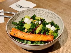 煎三文鱼牛油果色拉-Wagas沃歌斯(大学路店)