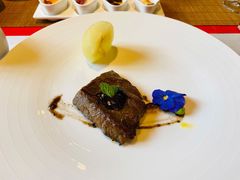 香煎牛排配库尔勒香梨-鲤院·新中式美学·庭院餐厅(夫子庙店)