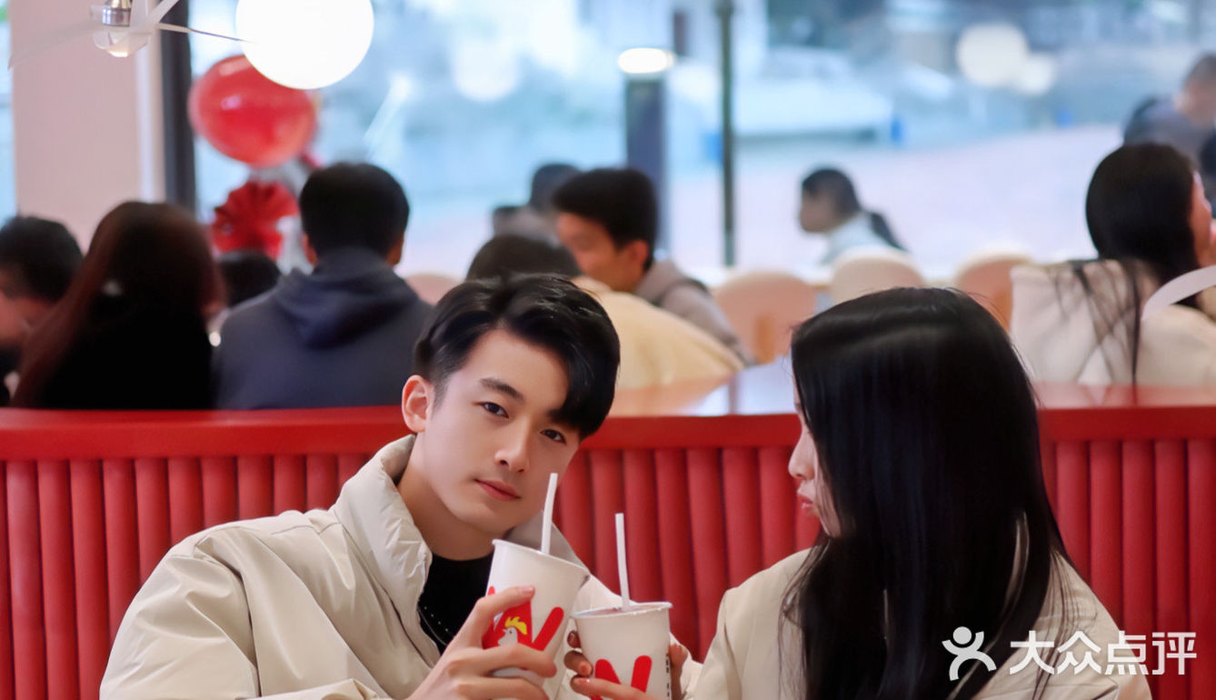 全国第一家店！享受美食 情定华莱士