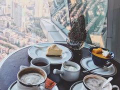 靠窗位-君悦酒店·大堂酒吧·高空下午茶·暮色微醺