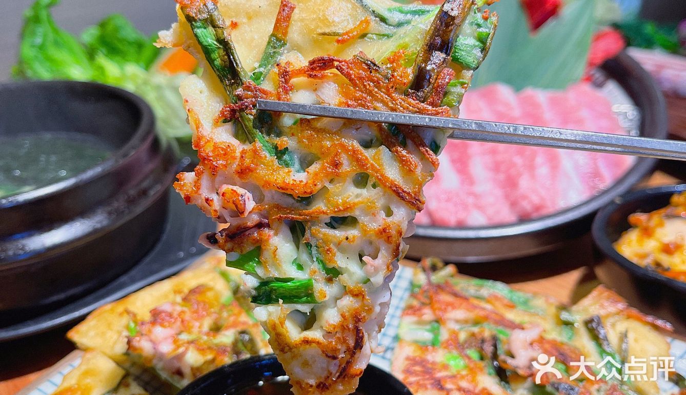 一口就炸裂了口腔。无敌好吃了！海鲜葱饼：虽然我不爱吃葱