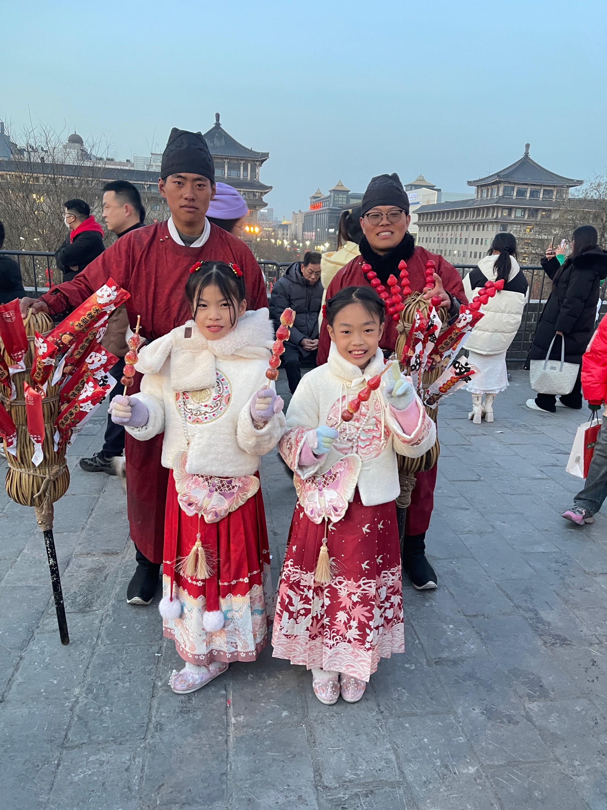 拿着糖葫芦的小女孩图片