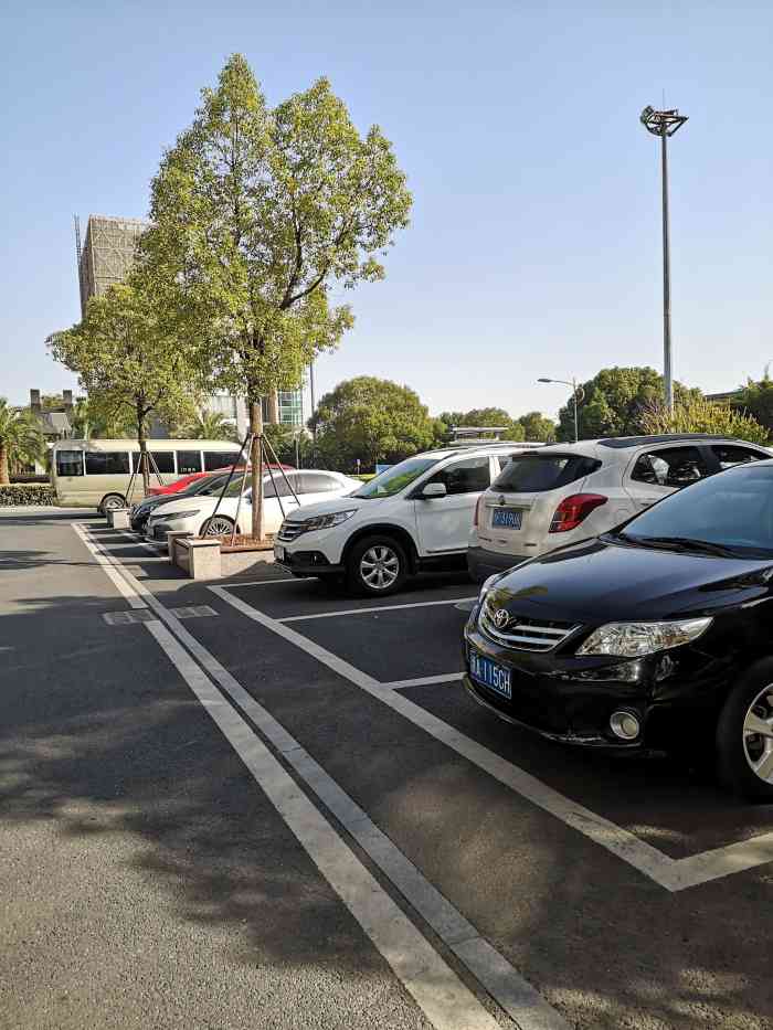 浙江经贸职业技术学院-停车场-"首先学校是坐落在杭州下沙高教园区