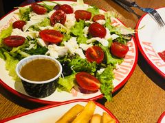 蔬菜沙拉-Tube station站点比萨(王府井百货店)
