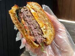 烧烤培根鸡蛋牛肉汉堡-JPG canteen(广州寺右公馆店)