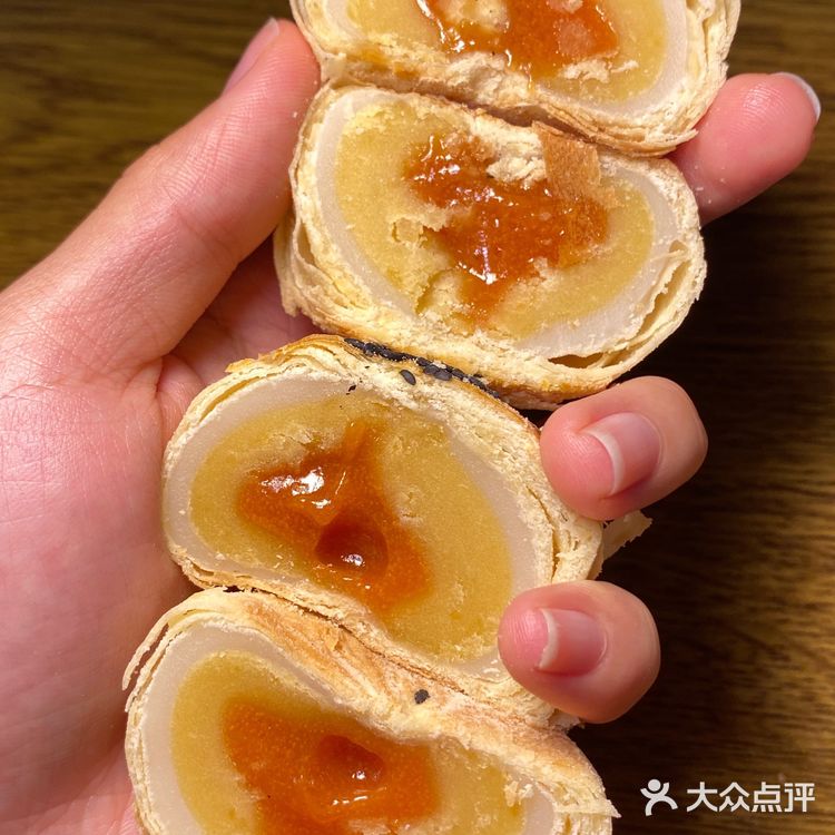 2.6r一个蛋黄流心酥，有点偏甜