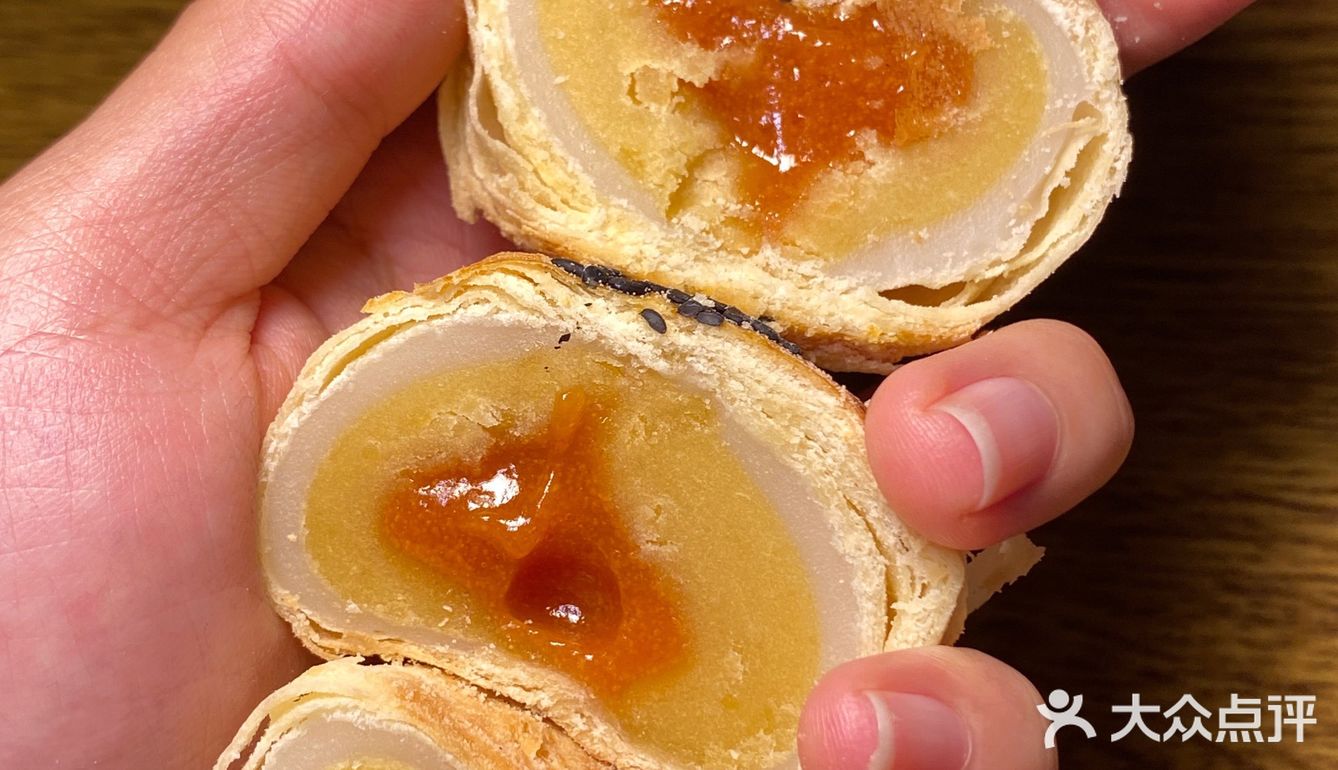 2.6r一个蛋黄流心酥，有点偏甜