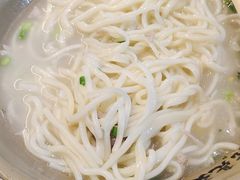 -亮亮面馆(经六路店)