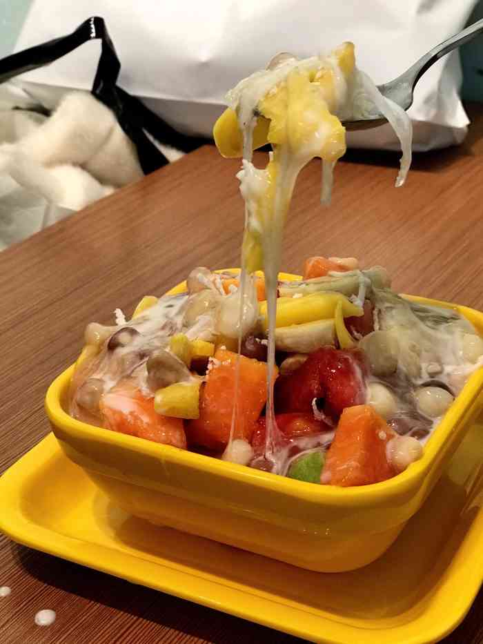 胡熙施越式水果捞(农院店)-"位于财经学院的一个侧门门口第一家美团有