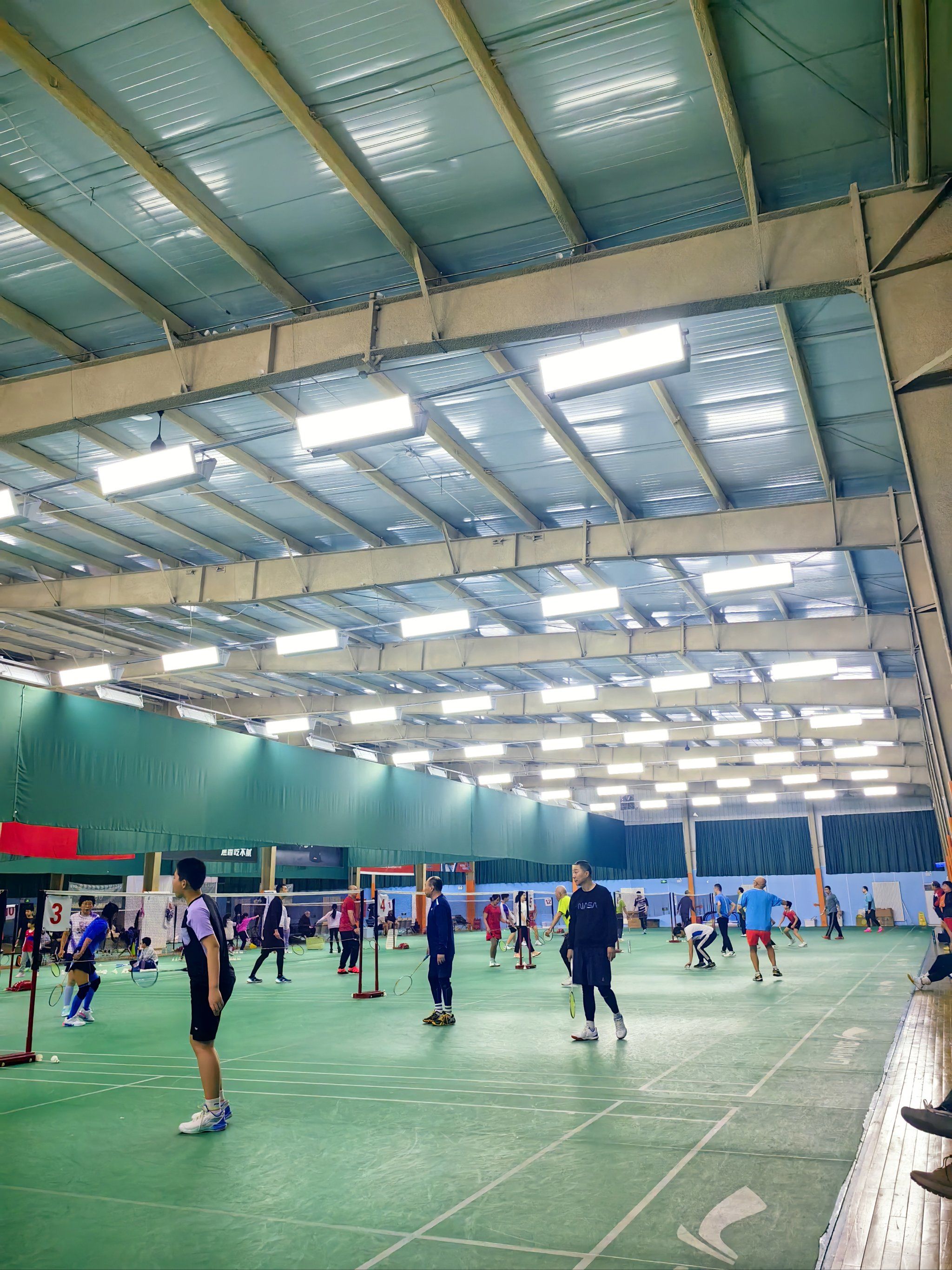 李宁丰伟体育馆的节前羽球局