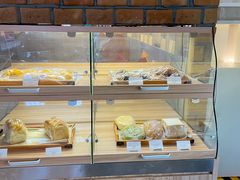 面包甜点陈列柜-大堂吧(大连金石滩绿发希尔顿度假酒店)