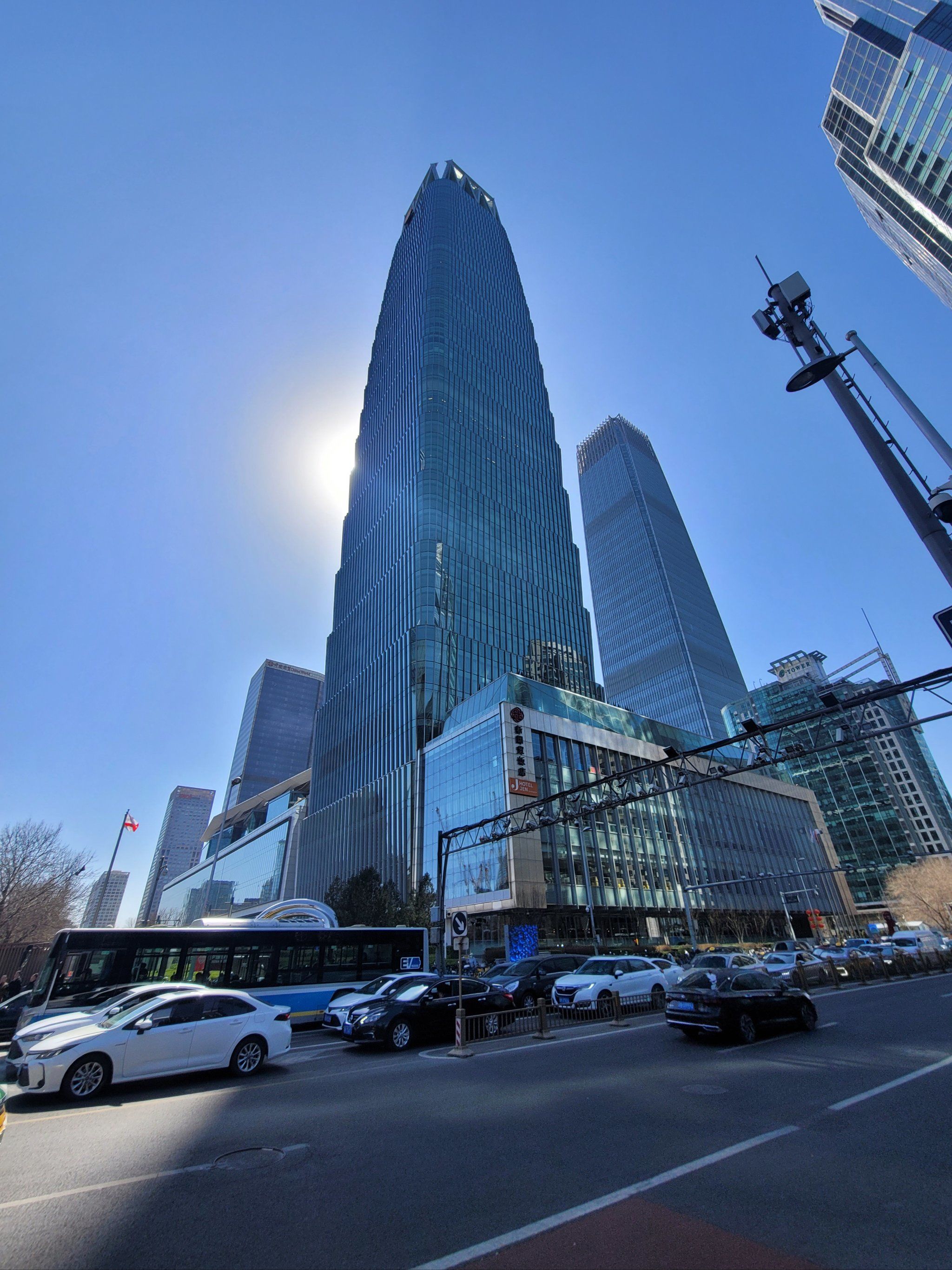 天气晴朗,国贸大厦巍然耸立