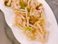 白玉菇炒虾仁-蔼若春.传承三十年云南菜(金碧公园店)