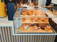 面包甜点陈列柜-麦当劳(深圳北站高铁店)