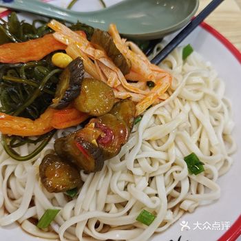 位于城南大道地铁站旁边的一家米舅锅贴，非常实惠便宜