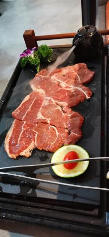 叉图牛排一家用刀叉吃的牛排火锅-"[礼花]听名字就感觉一家很有卖点又