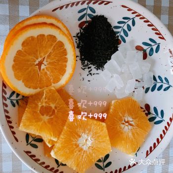 材料：香橙，冰糖，红茶，饮用水 做法： 1