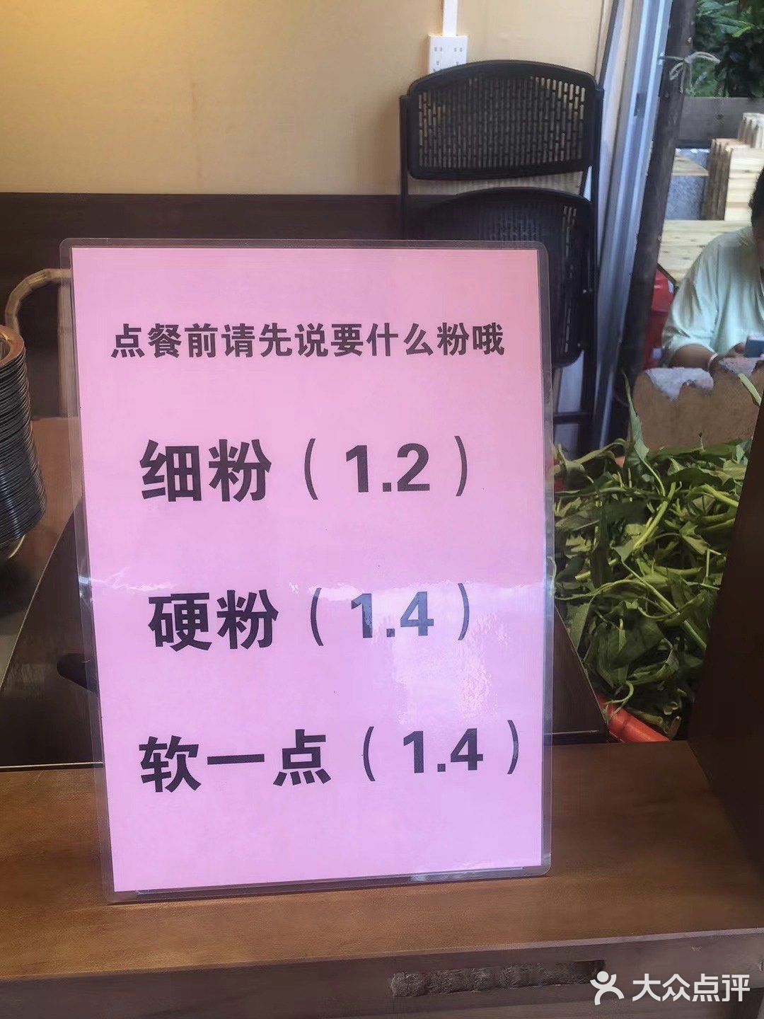 在南宁！！就是这种街边小摊的螺蛳粉才好吃！！