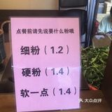 在南宁！！就是这种街边小摊的螺蛳粉才好吃！！