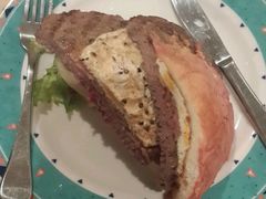 这是切了一半的大汉堡~我一个人吃不下-Fergburger(皇后镇店)