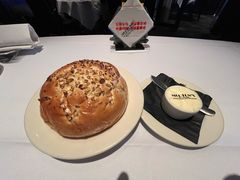 招牌洋葱面包配黄油-莫尔顿牛排坊(浦东ifc店)