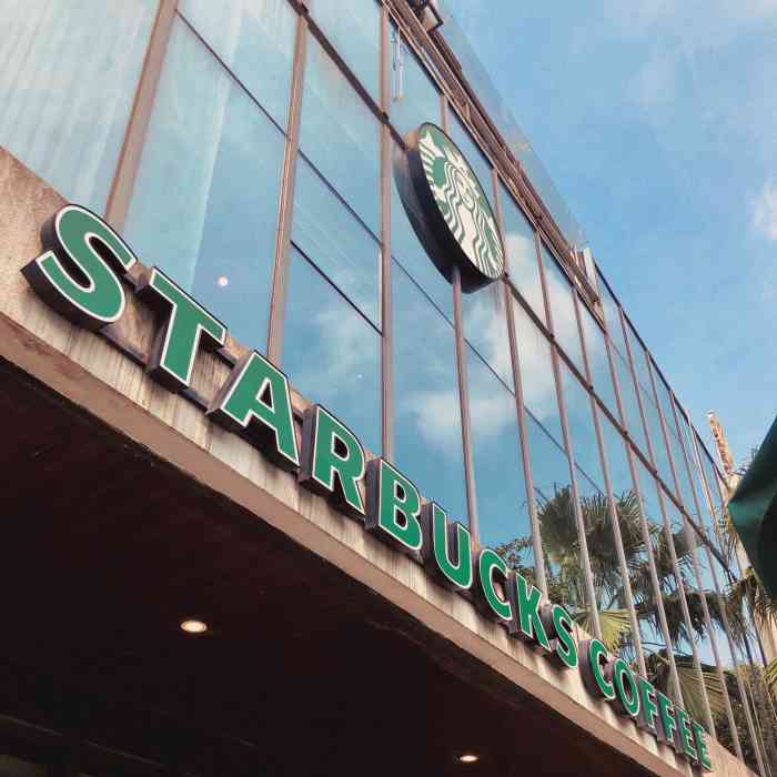 星巴克(南宁民歌湖店)-"你就说民歌湖店的风景美不美? 南宁星巴.