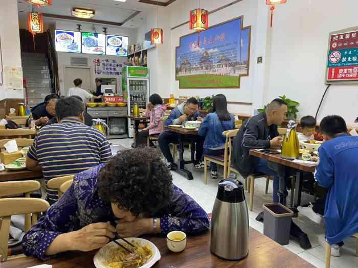伊盟烩菜炖肉馆-"[薄荷]环境: 街边小店,远远望去,够醒.