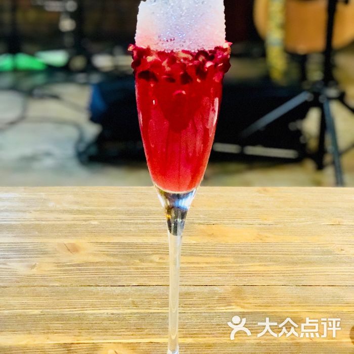 胡桃里红唇鸡尾酒图片