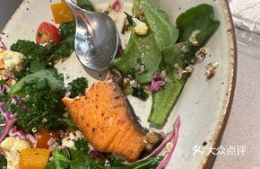 Salmon Spinach Quinoa Salad