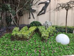 门口的花坛-上海市位育初级中学