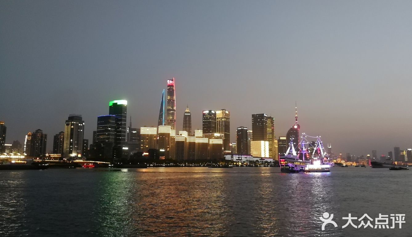 吹着夏风,目光追随着那一只只江鸥,自由地翱翔在浦江上空