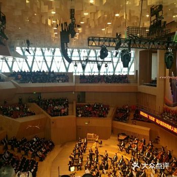 群力的哈尔滨音乐厅超级棒，周边公园环绕