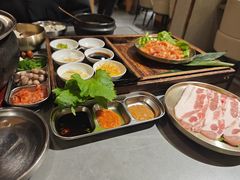 -围炉肉舍•炭烤活鳗•丹东海鲜烤肉(步行街店)